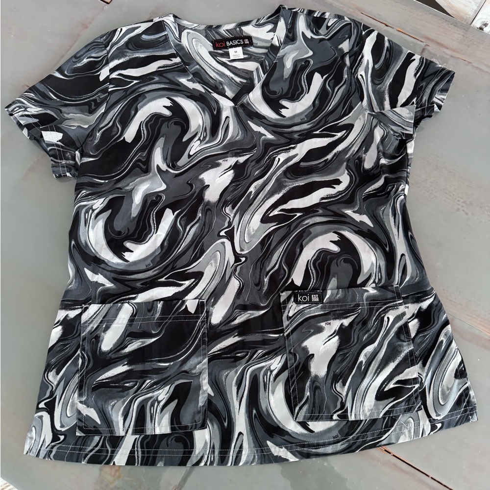 Black and White Graphic Relaxed Blouse with Crew Neck and Short Sleeves